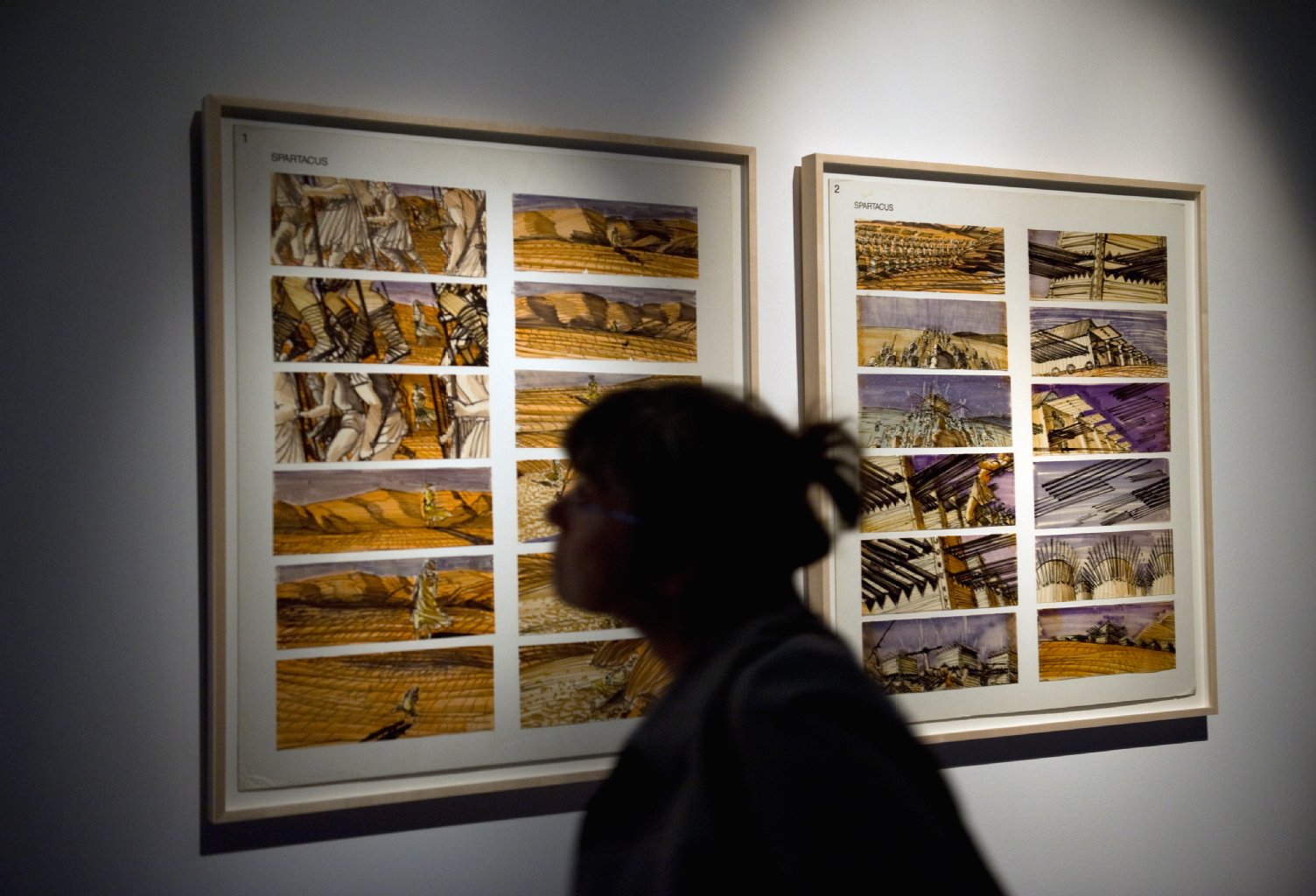 Eine Besucherin betrachtet das Storyboard des Films Spartacus des Regisseurs Stanley Kubrick (1928 bis 1999).