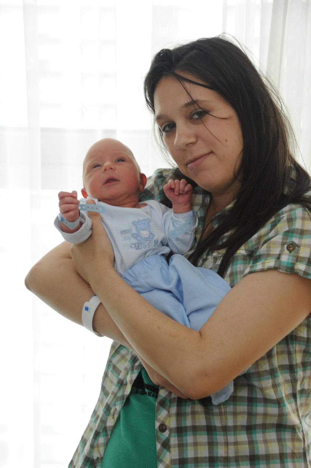 Im Sana Klinikum Lichtenberg ist die Babyquote auf Rekordkurs: Schon 1350 waren es bis Ende Juli. Mama Dajen (20) aus Hohenschönhausen hat mit Sohn Lukas ihren Beitrag zum Baby-Boom geleistet!
