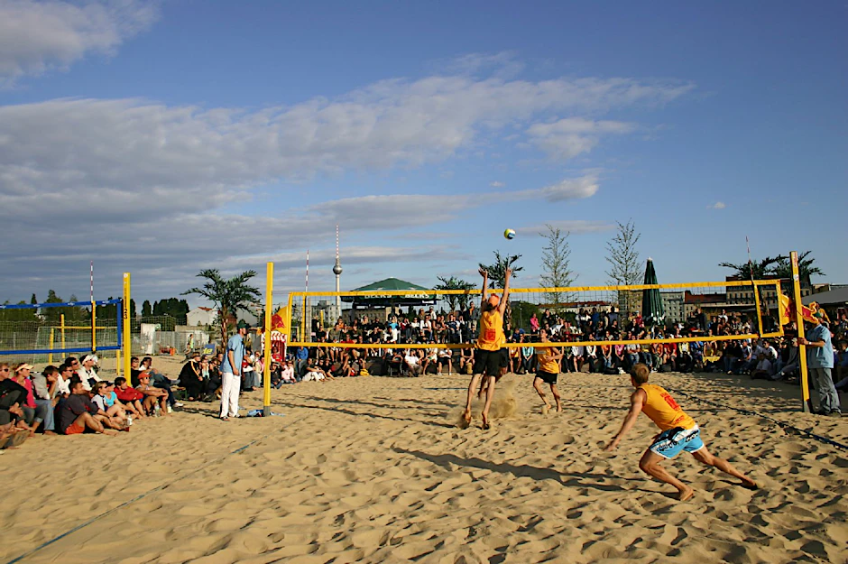 BeachMitte: an spannenden Beachvolleyball-Wettkämpfen teilnehmen oder einfach nur relaxen.