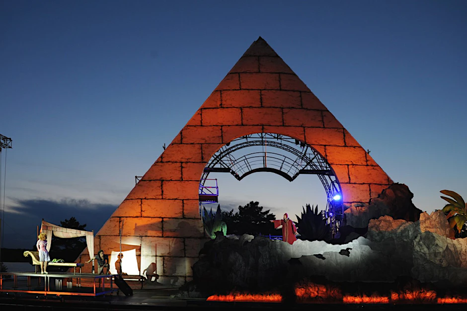 18 Meter hoch und 20 Tonnen schwer ist die Pyramide auf der Seebühne Wannsee.