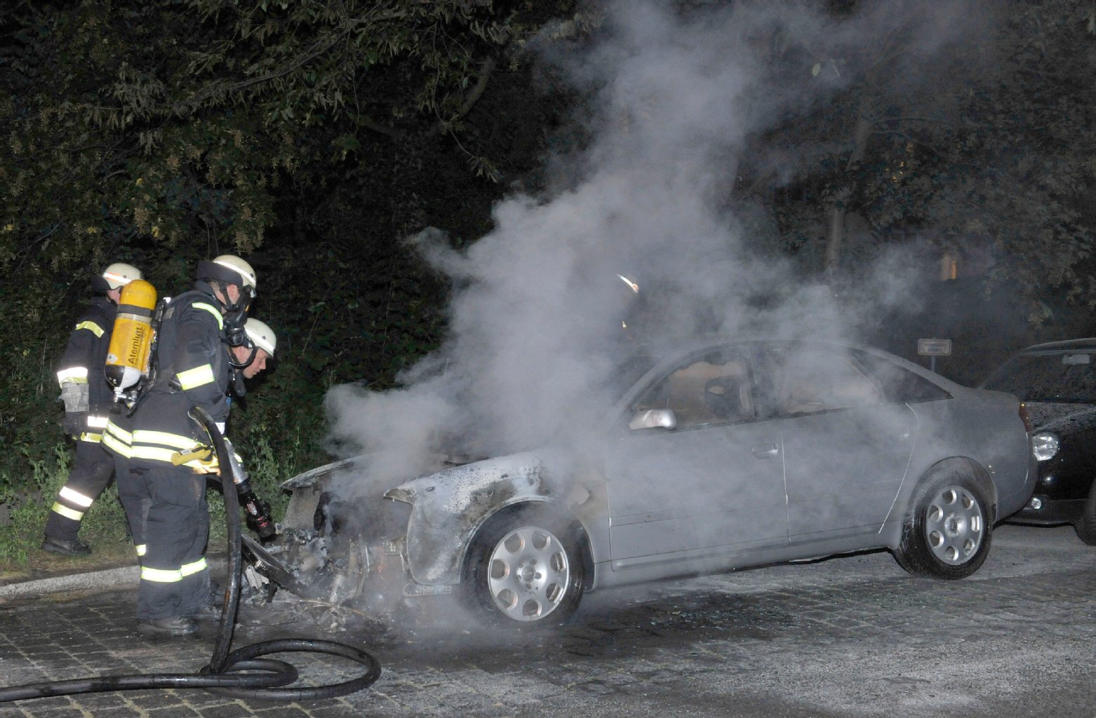 Feuerwehrler löschen ein brennendes Autos in der Bolchenerstraße.