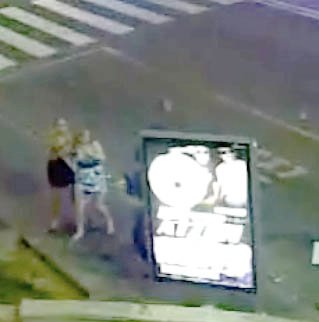 Gespenstisch: Zwei junge Frauen überqueren die Avinguda de Just Marlés und werden von einem Polizisten brutal zu Boden gestoßen.