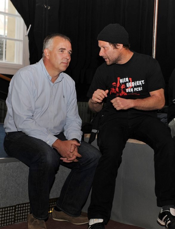 Union-Boss Dirk Zingler im Gespräch mit Chris „Lopez“ Lopatta. Das sagt Union-Fan Lopatta: „Ich habe das Theater sowieso nicht verstanden. Für mich hat er halt seinen Wehrdienst abgeleistet. Was er gesagt hat, war überzeugend und für jeden mit einer Ostbirne nachvollziehbar. Die Angst, dass die Fans gespalten werden können, besteht bei mir nicht mehr.“