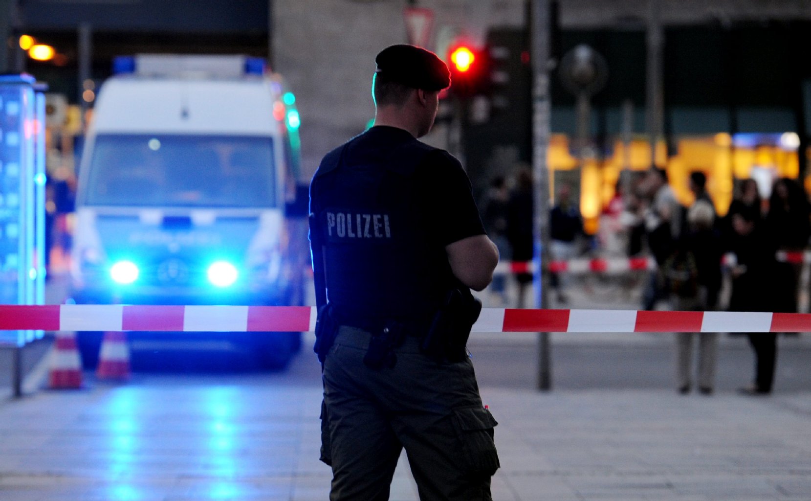 Alle Läden und Restaurants in der Gegend mussten vorübergehend schließen - gespenstische Ruhe am Abend.