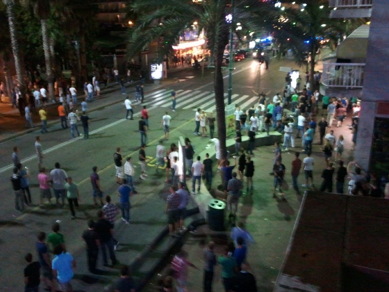 Hunderte Touristen versammelten sich auf der Straße, warteten auf die Polizei im Hintergrund.