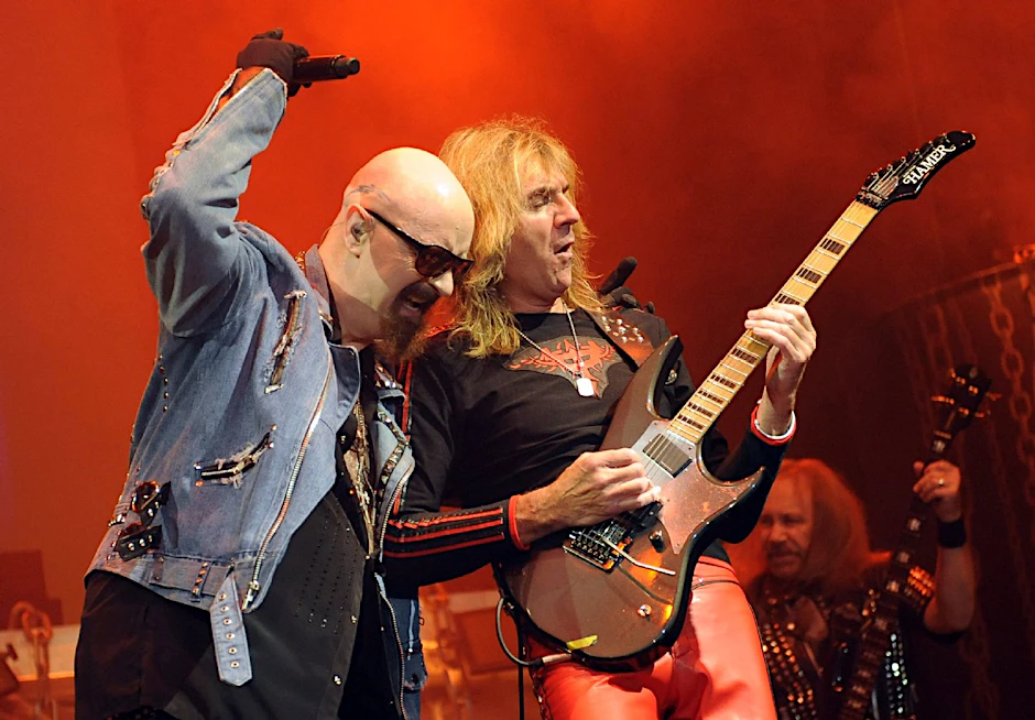 Sänger Rob Halford (l) und Gitarrist Glenn Tipton live in der o2 World