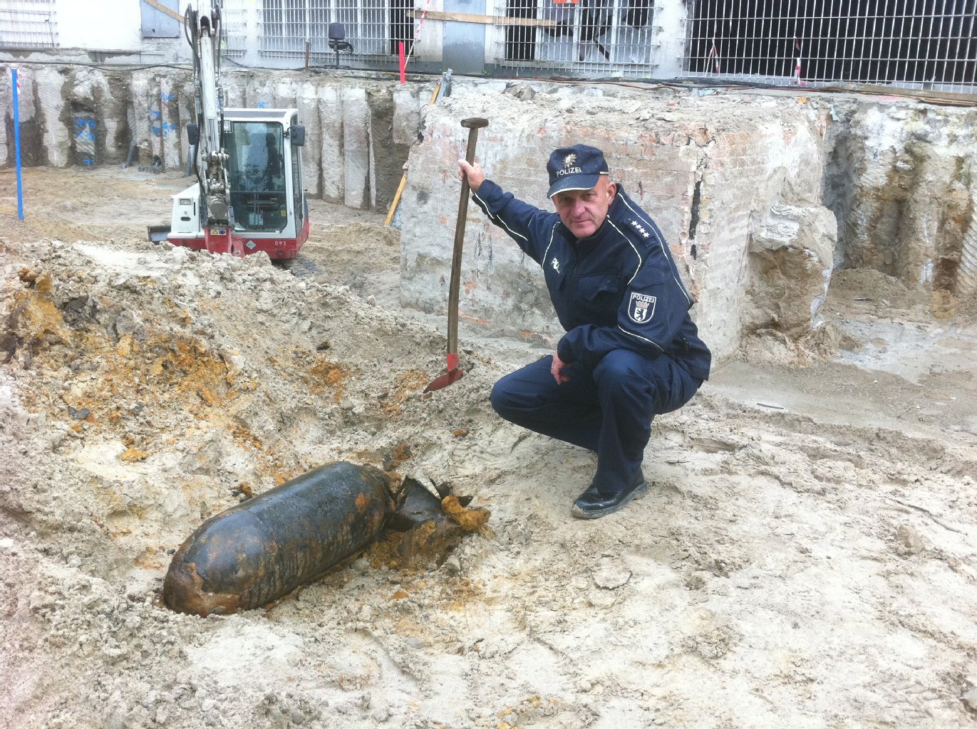 Polizeihauptkommissar Frank Lehmann mit der Bombe
