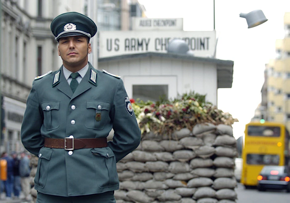 Soldat in DDR-Uniform am Checkpoint Charlie