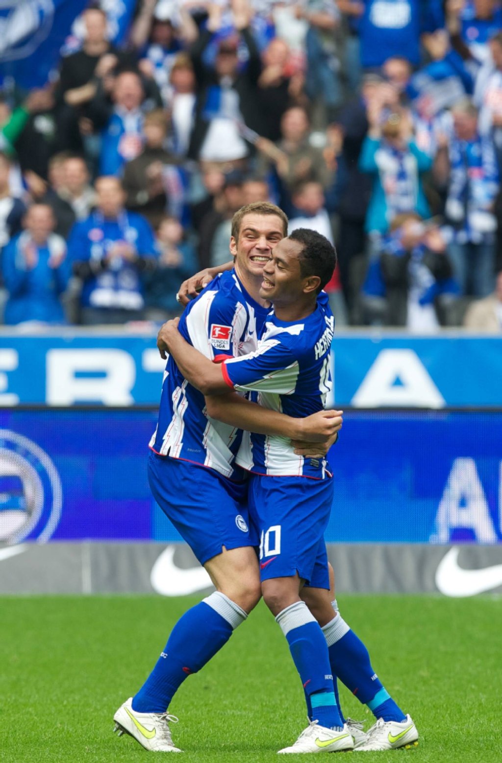 Pierre-Michel Lasogga und Raffael liegen sich vor Freude in den Armen.