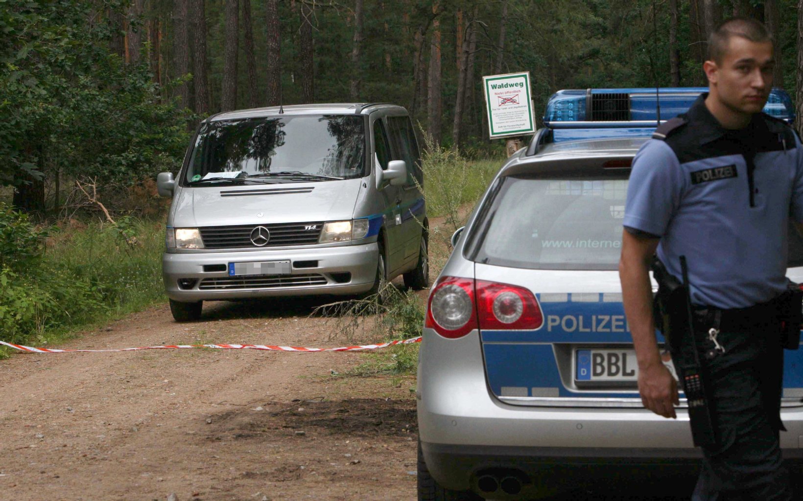 Ein Leichenwagen fährt vor...