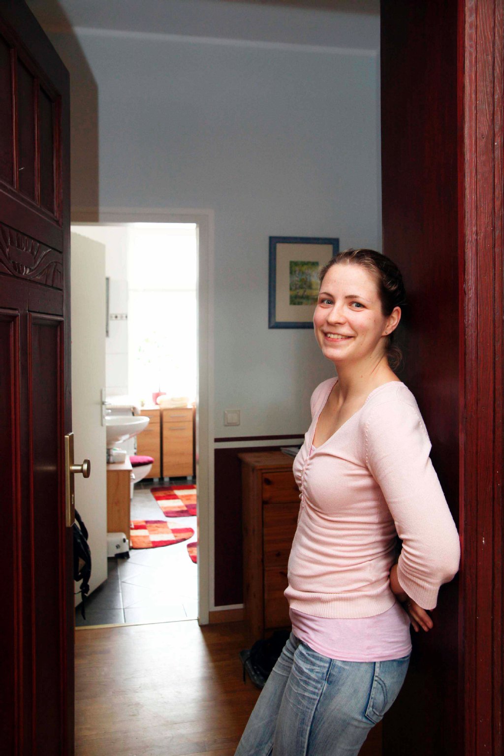 Kein Ruhe: Mauerweg vor der Haustür An die Berliner Mauer hat Angela Sabottka (27) keine Erinnerung. Die Sozialarbeiterin wohnt mit ihrer Familie in einer Drei-Zimmer-Wohnung im Ost-Teil von Pankow – für 723 Euro. Erst kürzlich wurde diese um drei Prozent erhöht. Daran, dass es hier früher mal eine Mauer gab, erinnern heute nur noch die Touristen. „Denn vor dem Haus läuft der Mauerweg entlang, vor der Haustür ist deshalb immer richtig viel los.“