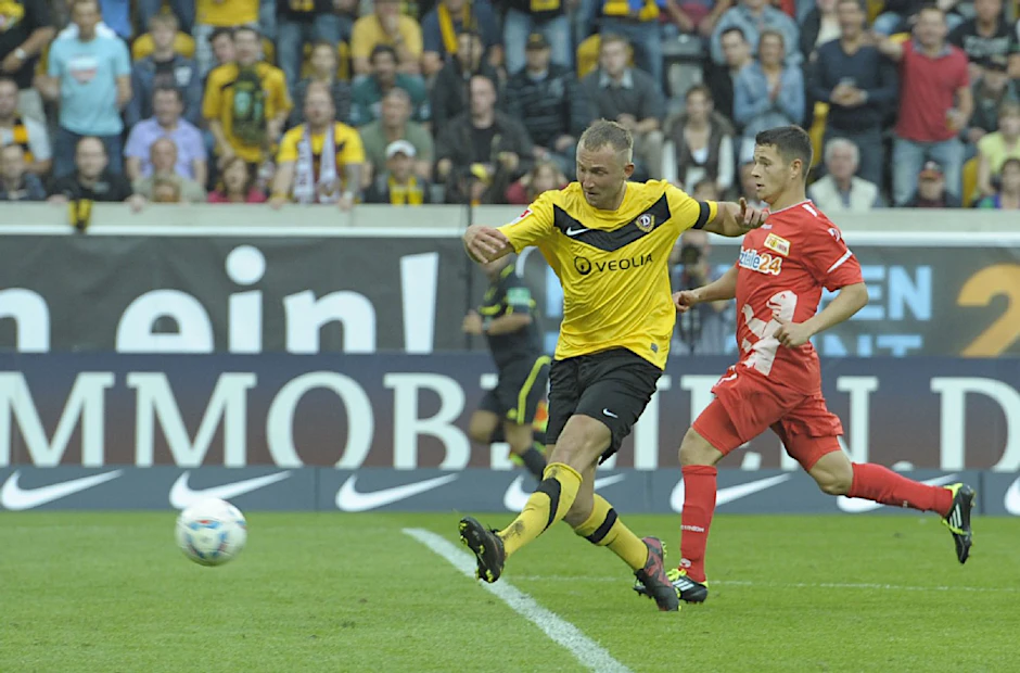 Der Mann des Abends! Dresdens Marvin Knoll zieht mit links ab, trifft zum 2:0. Unions Christopher Quiring sieht nur die Hacken der Hertha-Leihgabe.