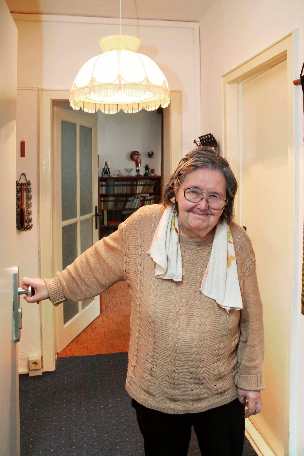 Monika Werth lebt seit 54 Jahren im Ostteil Monika Werth (78) zeigt ihre Ost-Wohnung in Mitte – seit 1957 wohnt die Rentnerin hier! „Ich habe miterlebt, wie die Mauer gebaut wurde. Angst hatte ich aber keine, ich habe das damals akzeptiert.“ Früher kostete die Wohnung 50, 60 Euro. Heute sind es rund 1200 Euro für vier Zimmer. Werth: „Ich würde auch nicht hier wegziehen, ich kenne und liebe hier einfach alles!“