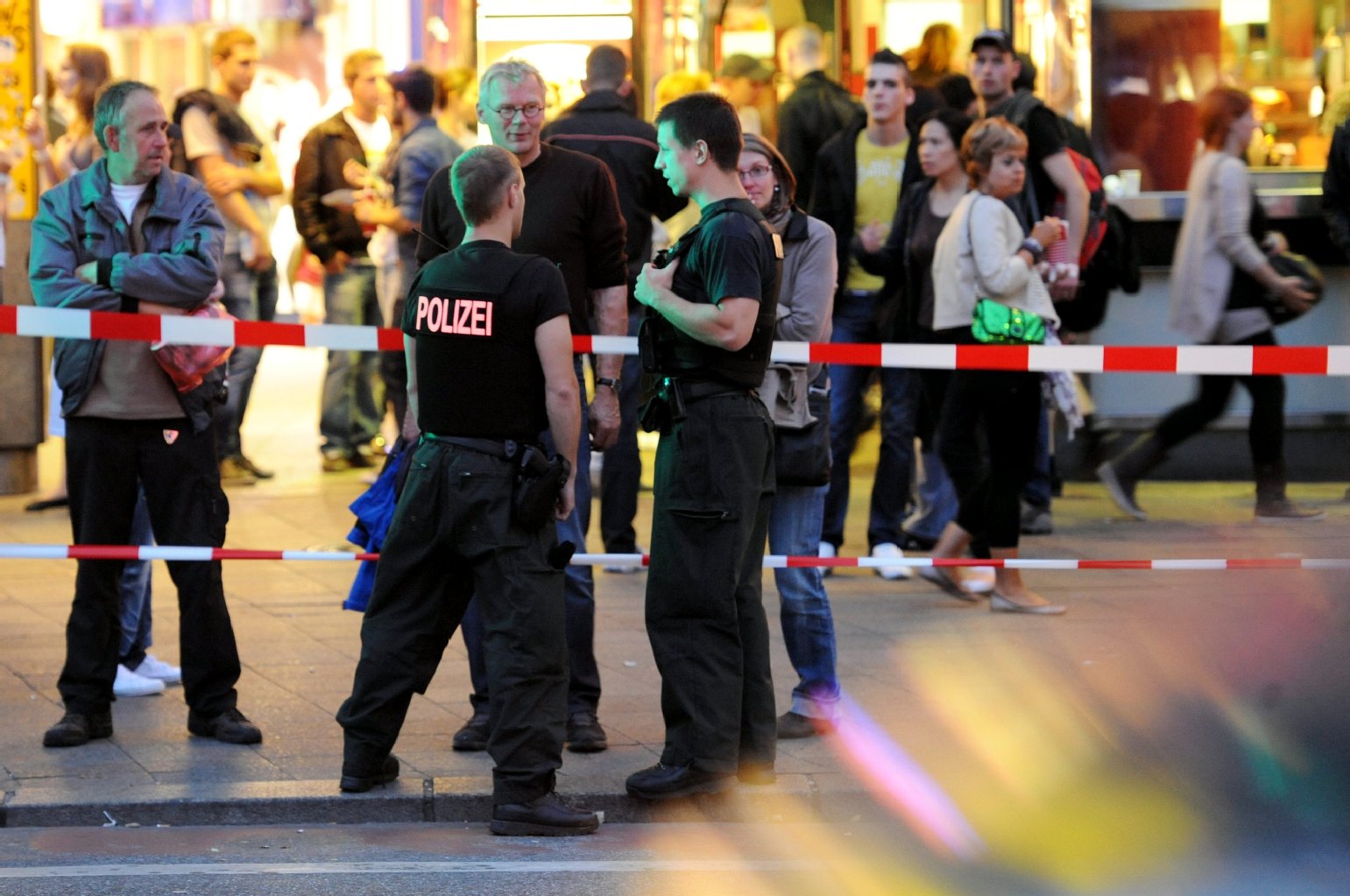 Polizisten sperren abends am Breitscheitplatz den Fundort der Bombe weiträumig ab.