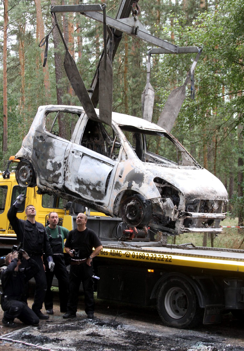 Hier wird der Wagen abtransportiert.