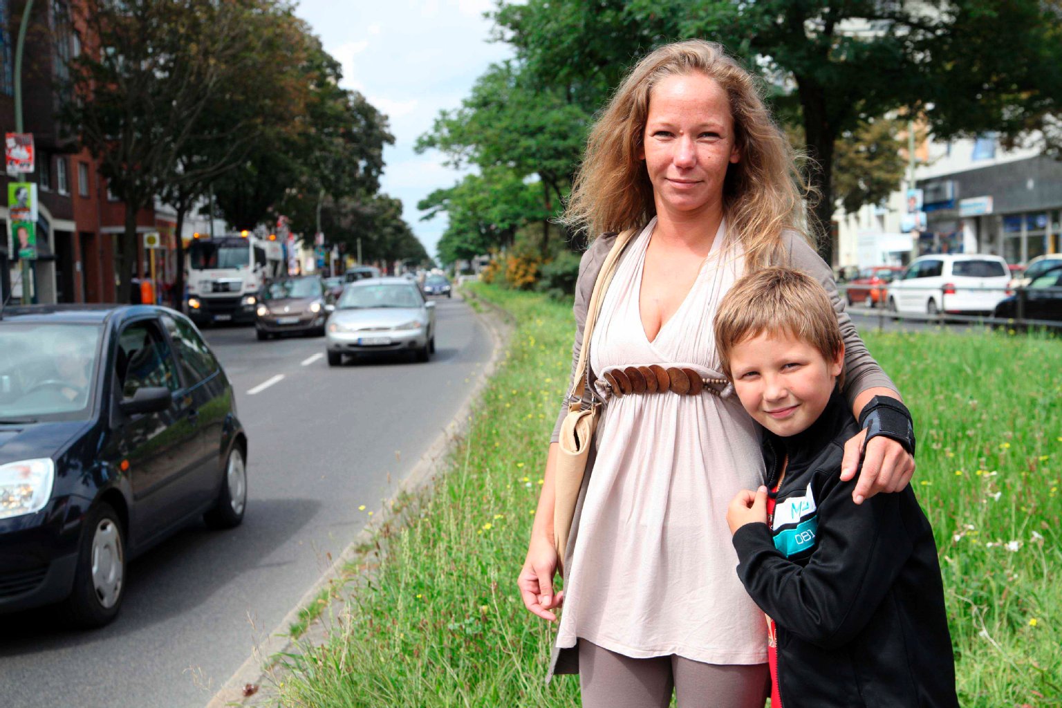 Einmal in den Osten und wieder zurück Groß geworden ist Marion Brauschke (32, links) in der Zille-Siedlung in Moabit. „Ich erinnere mich noch, dass meine Mutter mit mir oft in den Osten gefahren ist, dort war immer alles sehr grau.“ Später zog die Altenpflegerin in den Osten von Pankow, 2007 zurück nach Moabit. „Ich kam mit den Leuten in Pankow nicht klar, vermisste meine Heimat.“ Für ihre Drei-Zimmer-Wohnung, die sie mit Sohn Miguel (10) bewohnt, zahlt sie bisher konstant 605 Euro.