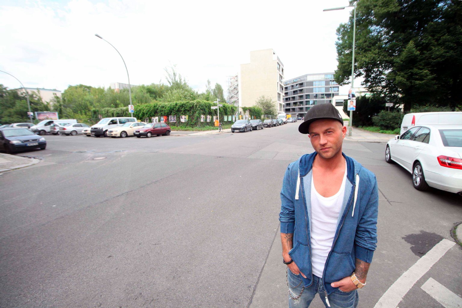 Gute Lage, aber das Leben wird teurer Seit sechs Jahren wohnt Musiker Chakuza (so sein Künstlername) in Kreuzberg, auf der Westseite der ehemaligen Berliner Mauer. „Es ist echt gut hier. Man hat alles, was man braucht, es gibt gute Spätis, gutes Essen.“ Für seine 145 Quadratmeter große Wohnung (vier Zimmer) zahlt der 30-Jährige stolze 1050 Euro. „Die Mieten sind hier in der Zeit noch nicht gestiegen, aber sonst wird vieles teurer. Die vielen Touristen treiben die Preise hoch!“