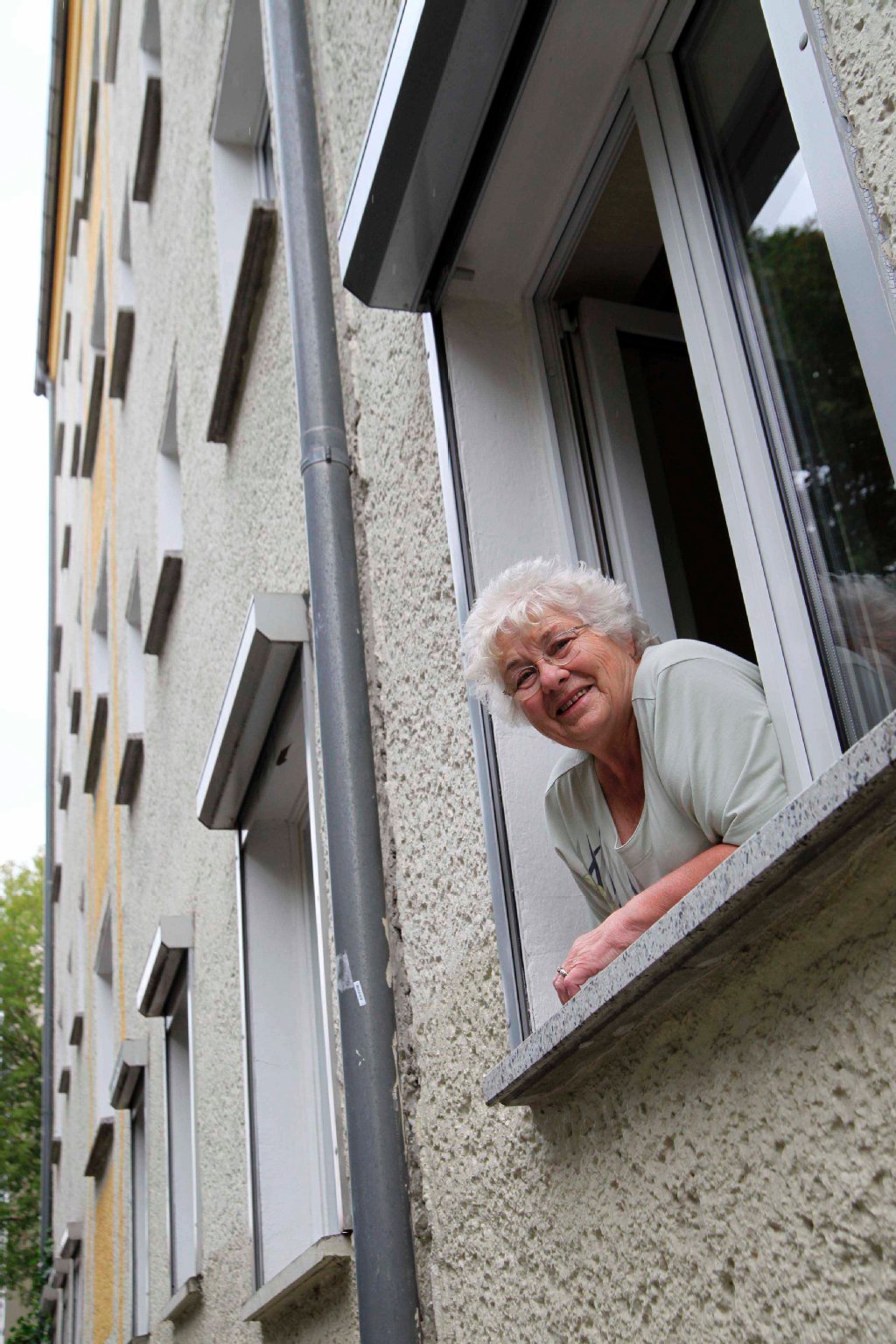 Miete stieg: Von 43 Mark auf 397 Euro Kurz nach dem Mauerbau ist Adelheit Weber (76) in ihre gemütliche Drei-Zimmer-Wohnung im Osten von Treptow gezogen, mit direktem Blick auf die Mauer. „Ich konnte immer sehen, wenn jemand aus dem Osten geflohen ist“, sagt sie. Zu DDR-Zeiten kostete die Miete nur 43 DDR-Mark. Heute zahlt sie 397 Euro warm für ihre 54 Quadratmeter.