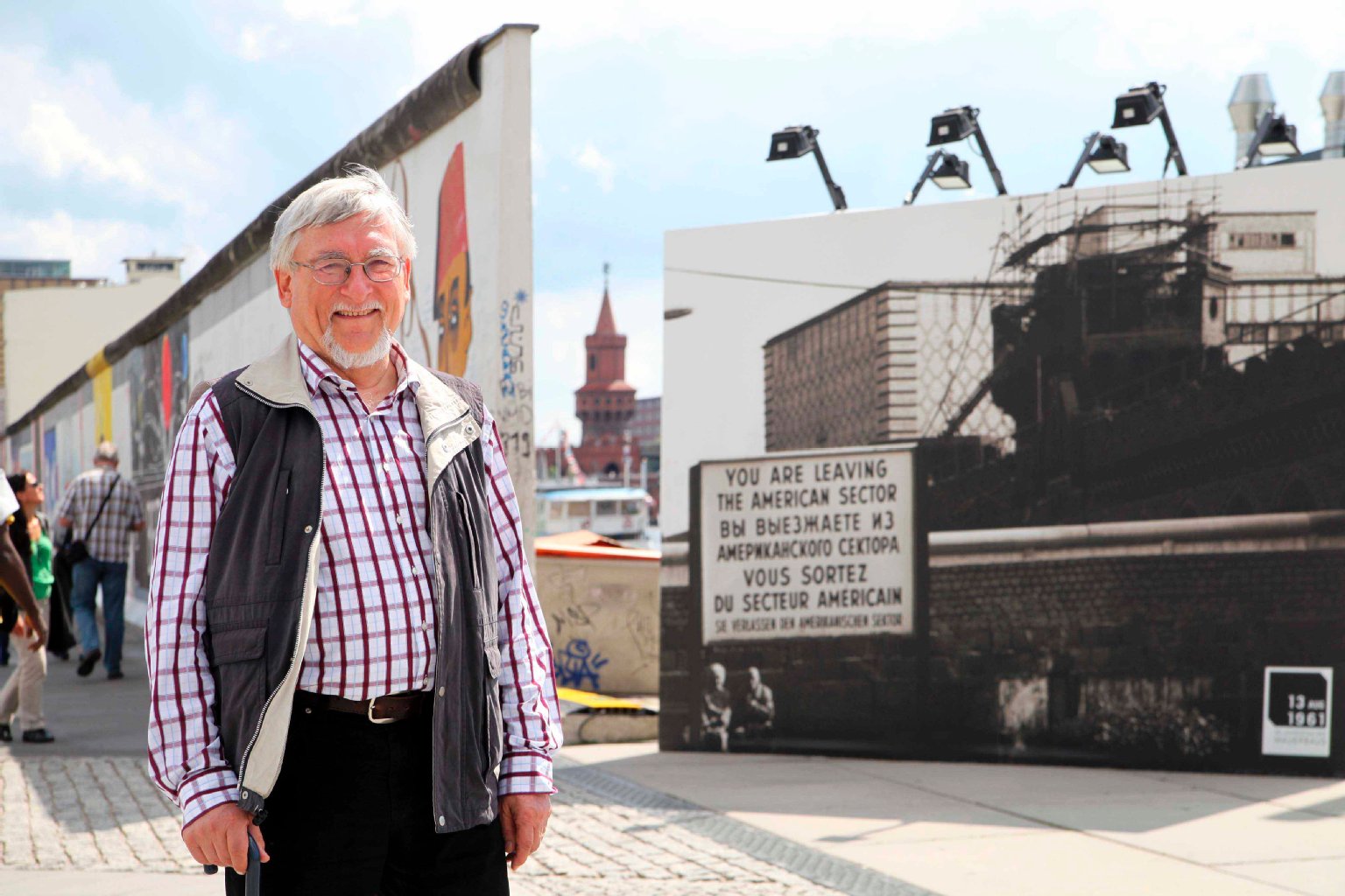 Der pensionierte Richter Burkhard Hegermann (73) :„In meinem Kopf gibt es keine Mauer“, sagt der Steglitzer. „Wenn wir früher nach Potsdam wollten, waren wir mit Kontrollen fast 5 Stunden unterwegs. Heute dauert es 25 Minuten und das genießen wir.“