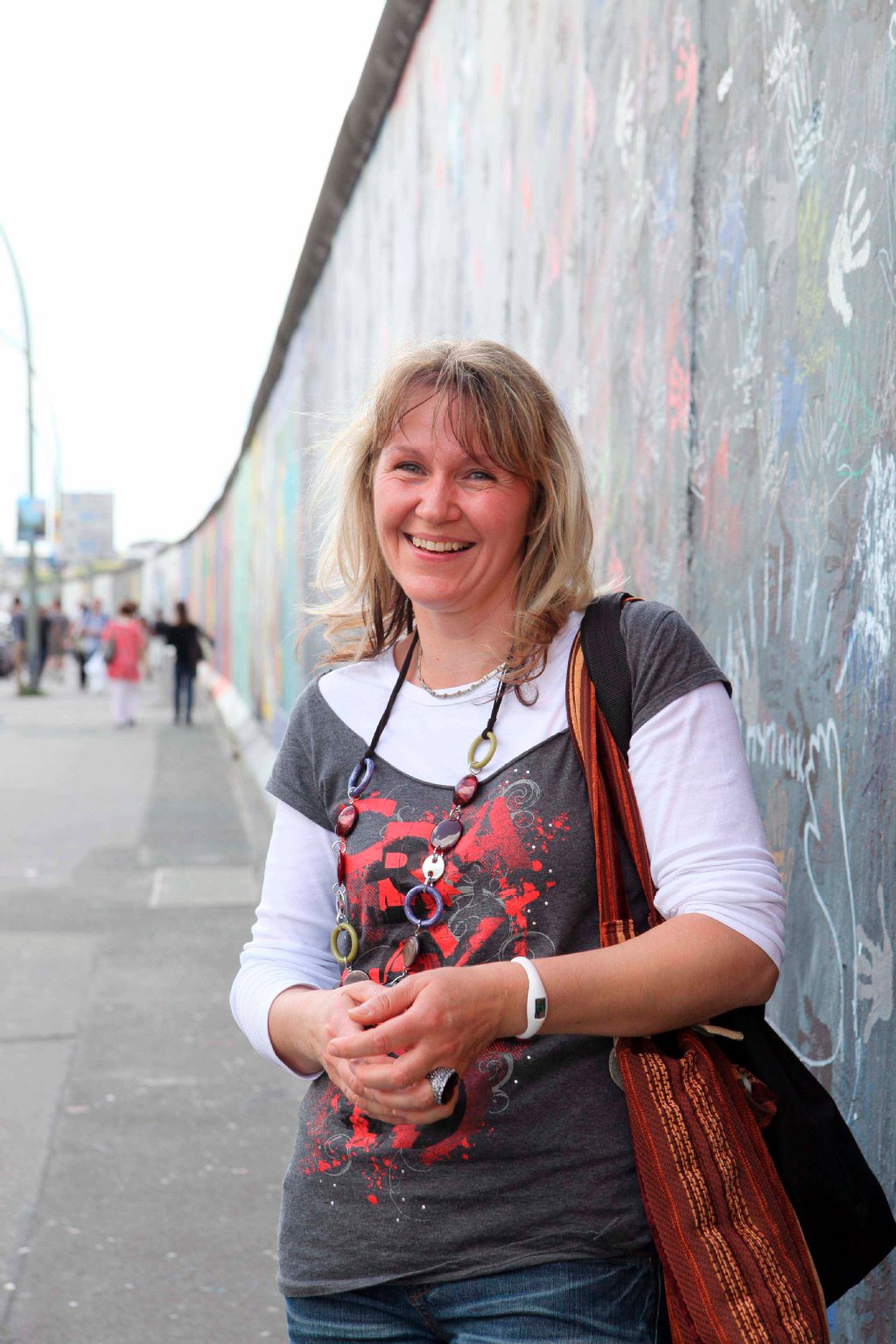 „In Freyenstein sagen immer noch alle, dass wir Ossis sind“, sagt die Verkäuferin Simone Maertens (41). Sie findet den Zusammenhalt stärker. „Und es kann nicht sein, dass wir für die gleiche Arbeit weniger Geld bekommen!“
