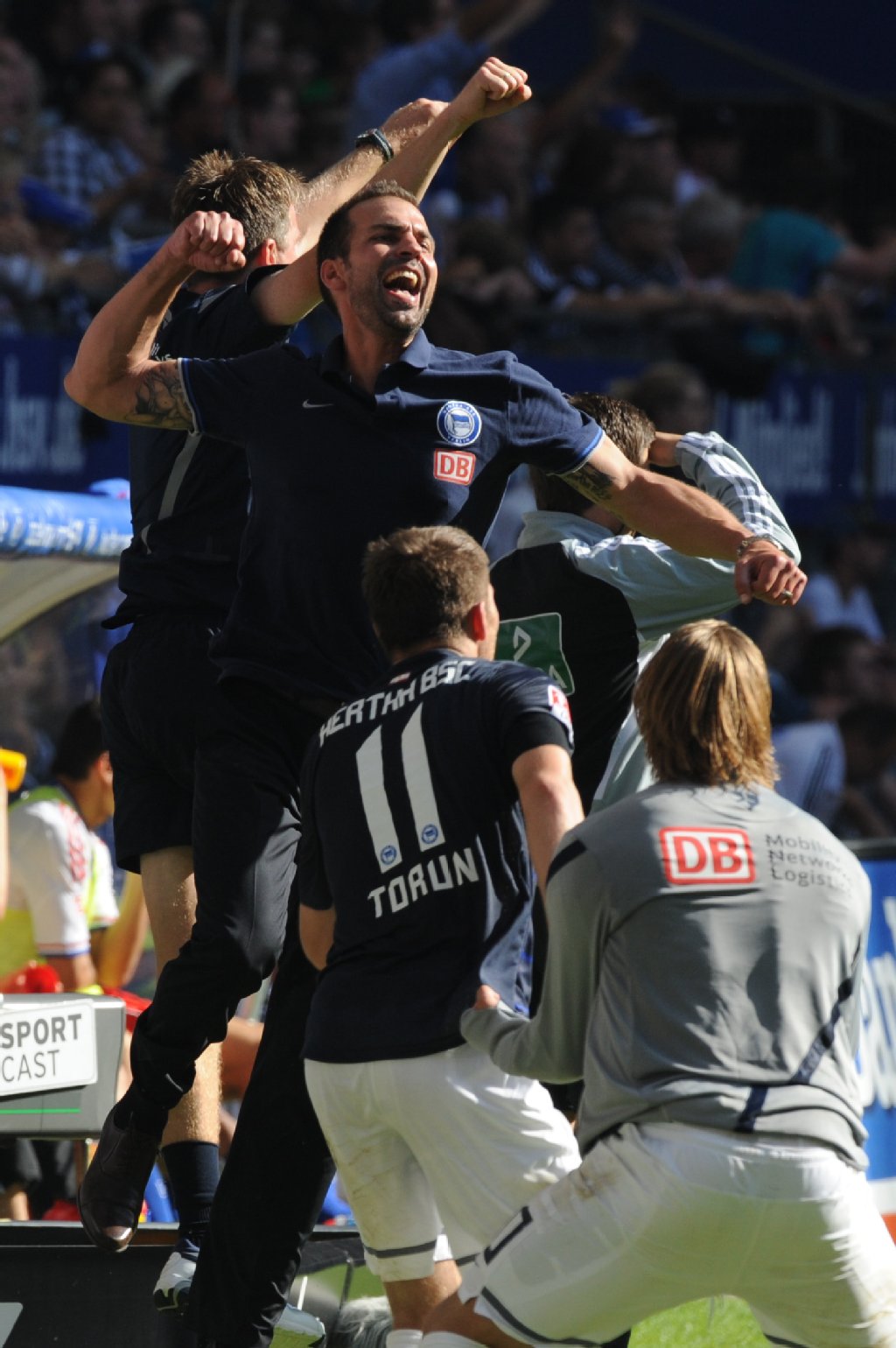 Herthas Trainer Markus Babbel bejubelt den späten 2:2-Ausgleich durch Mijatovic am Spielfeldrand.