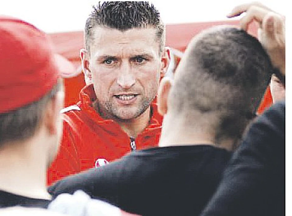 Union-Kapitän Mattuschka im Gespräch mit verärgerten Fans.