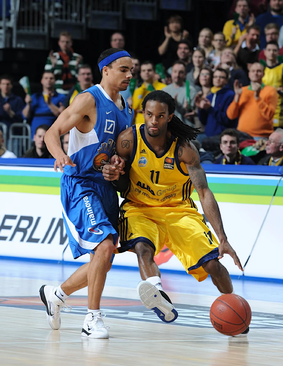 DaShaun Wood (l.) zieht das Alba-Trikot an, Julius Jenkins dagegen legt es ab.