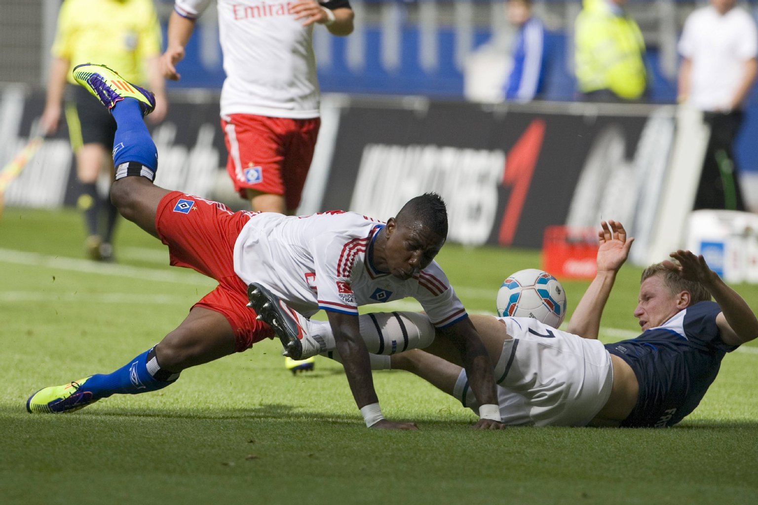 Immer volle Pulle: Maik Franz (r.) stoppt Hamburgs Holland-Star Eljero Elia.