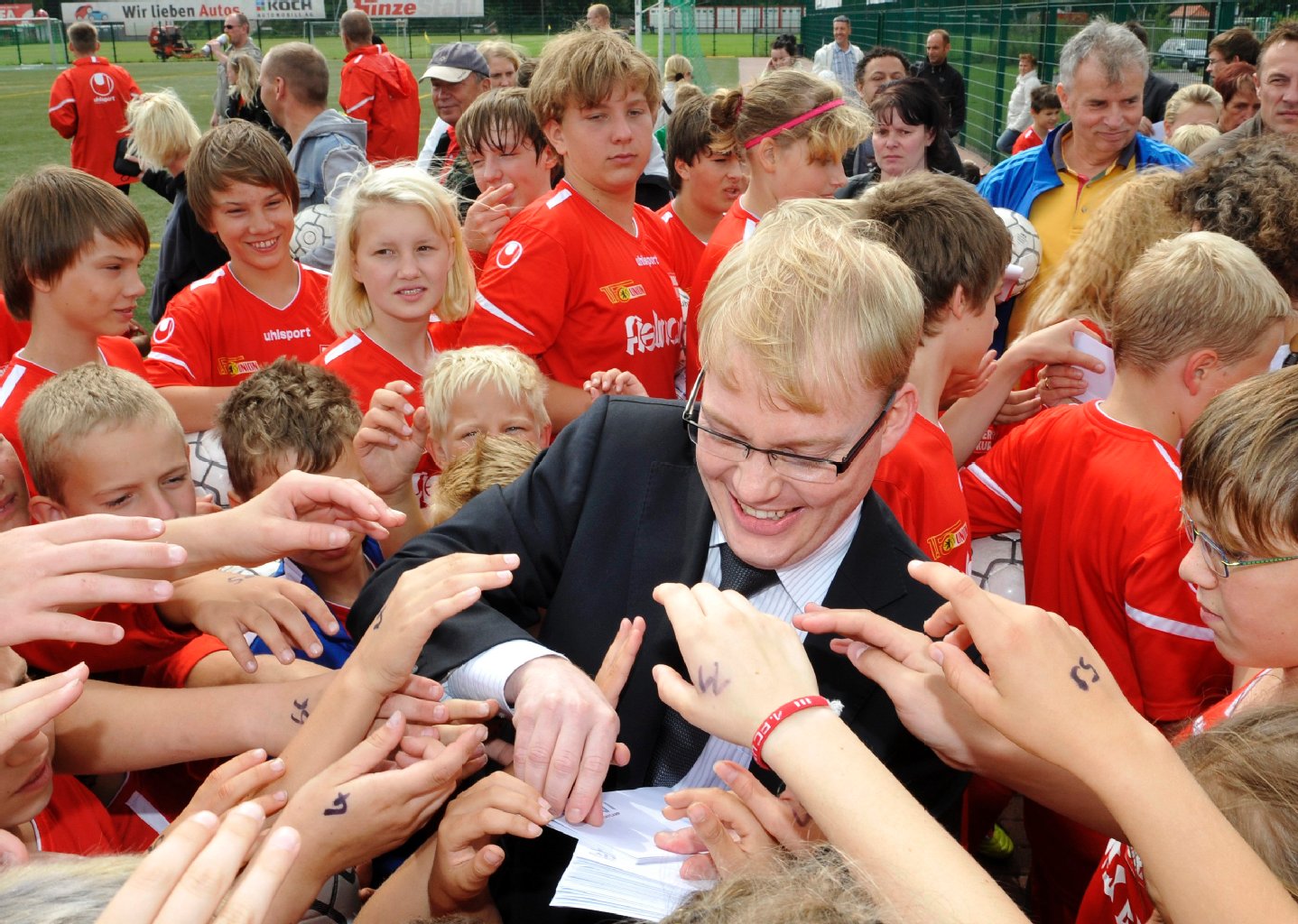 Karsten Franke von der Fielmann-Filiale in Zehlendorf verteilt Tickets.