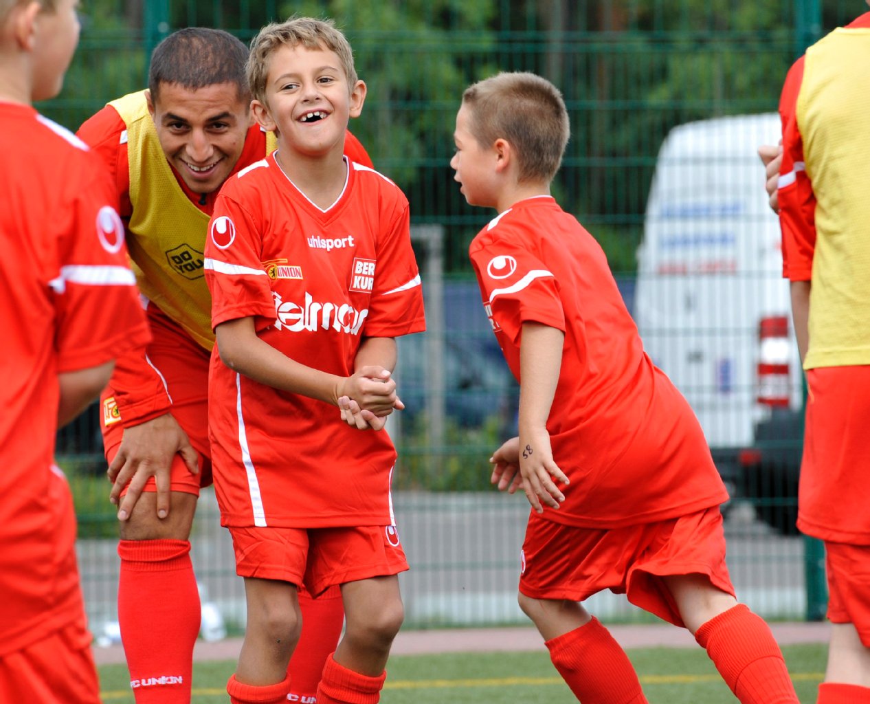 Halil Savran spielt normalerweise in der Zweiten Liga. Aber auch mit den KURIER-Kids hat er sichtlich Spaß am Kicken.