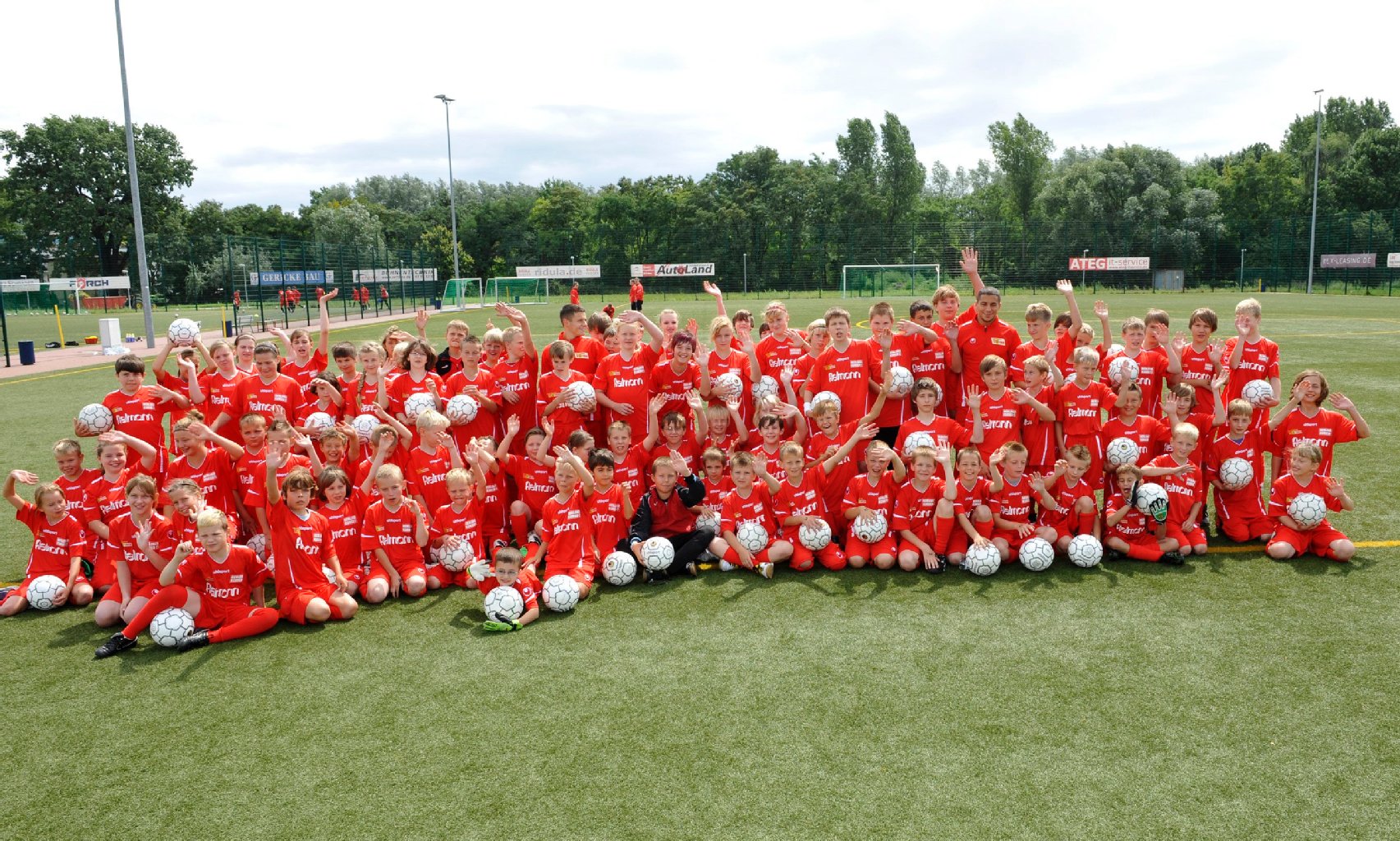 So sehen Sieger aus ... Oder besser die Gewinner des KURIER-Fielmann-Fußballcamps beim 1. FC Union. 100 Jungen und Mädchen hatten das Glück, den tollen Tag an der Alten Försterei zu erleben.