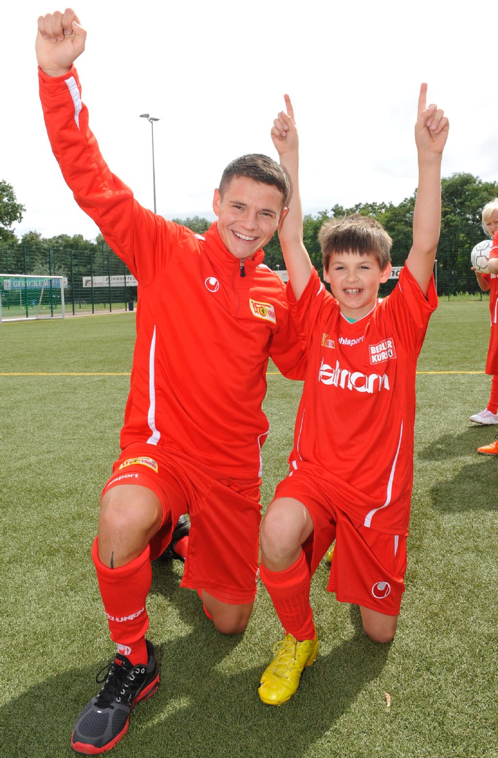 Lucas (11) jubelt zusammen mit Union-Ass Christopher Quiring.