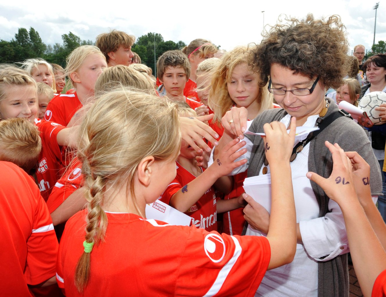 Fielmann-Filialleiterin Simone Haerkötter überreicht Eintrittskarten.