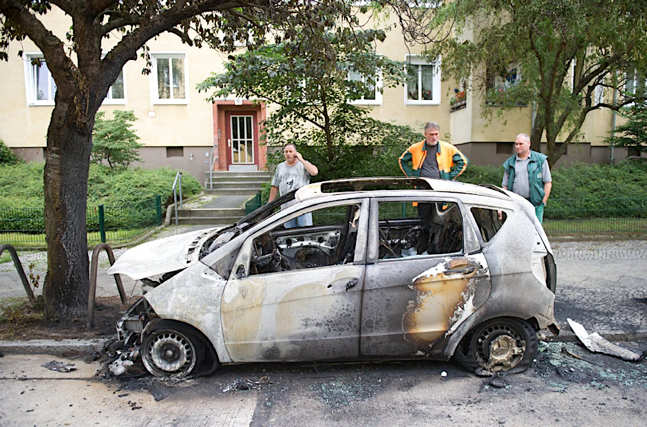 Von wegen Luxuskarosse: Dieser Mercedes-Kompaktwagen brannte in Charlottenburg.