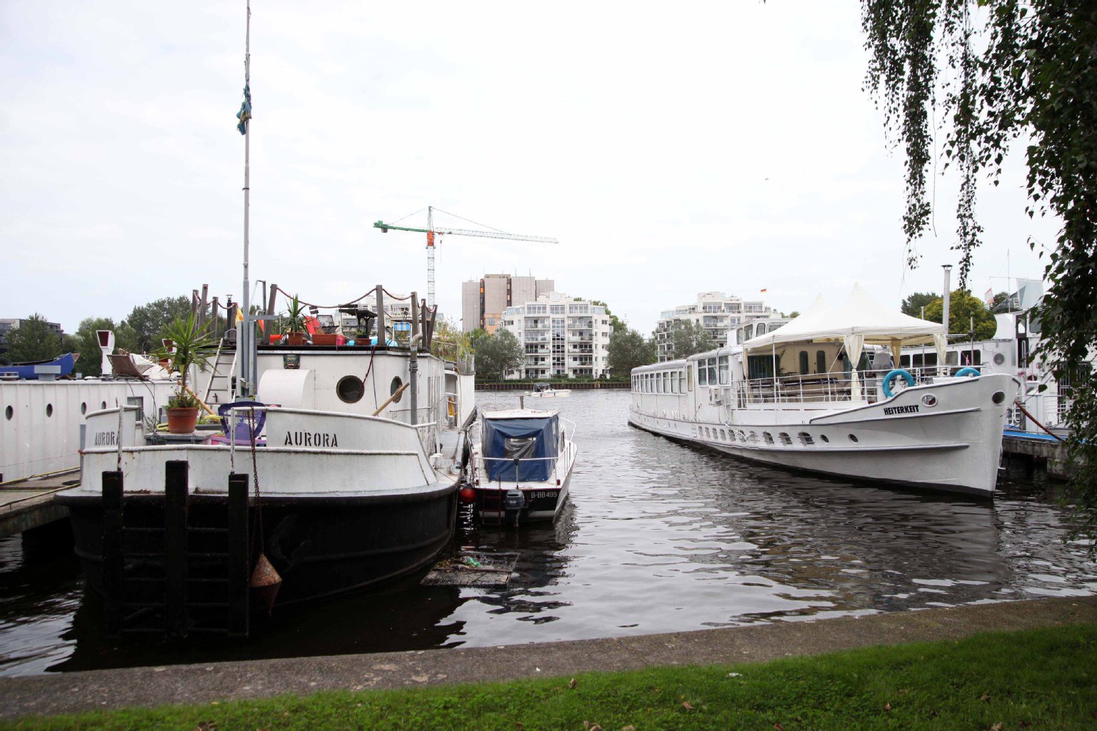 Die Wohnschiff-Kolonie ankert am Rande des Treptower Parks. Ein Liegeplatz kostet rund 450 Euro Monatsmiete.