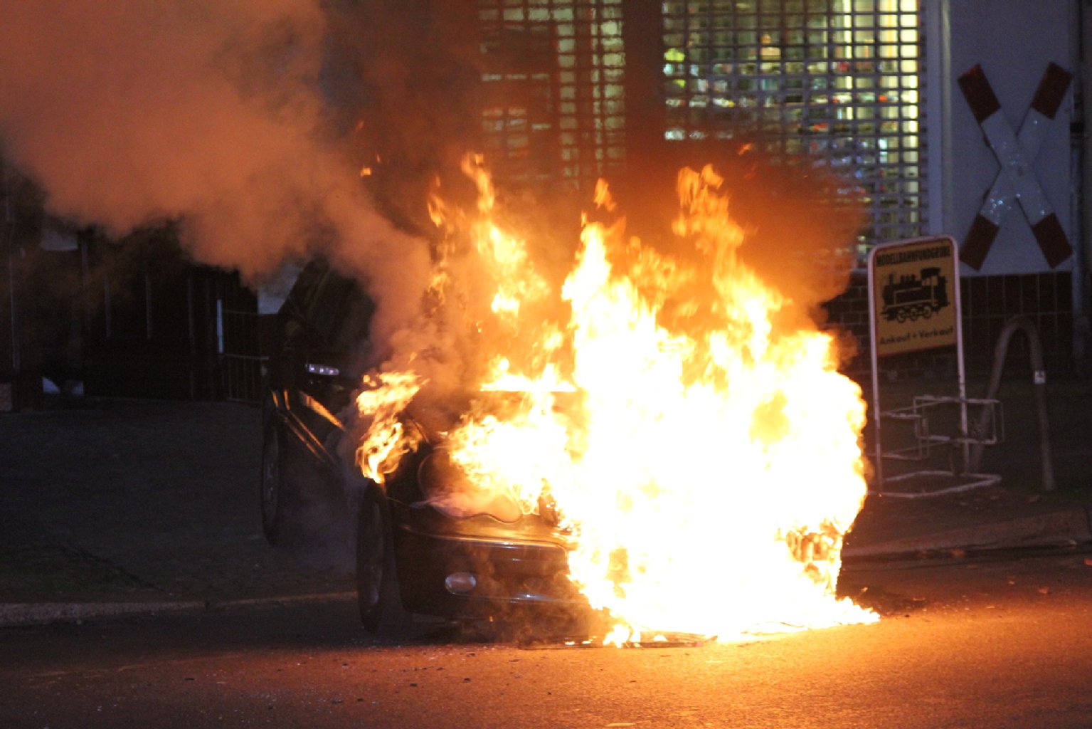 Hier brennt ein Auto in der Pestalozzistr 28 - seit Wochen suchen die Fahnder nach den Tätern.