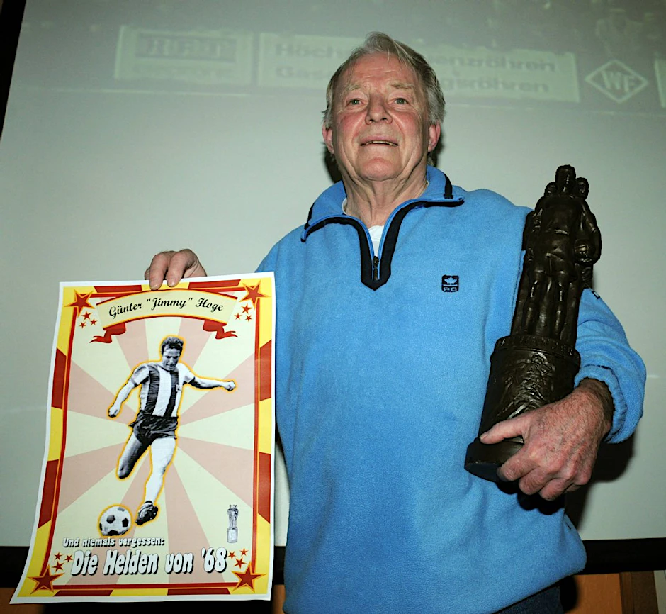 Pokalheld und Union-Legende Günter „Jimmy“ Hoge mit dem FDGB-Pokal im Arm.