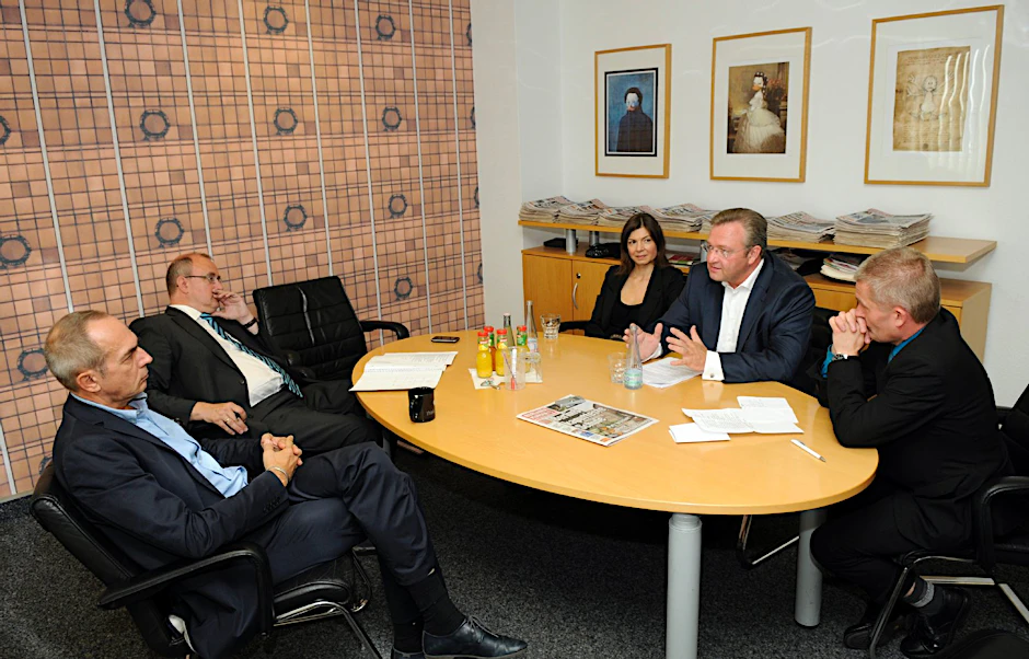 Frank Henkel im Interview unter anderem mit KURIER-Chefredakteur Hans-Peter Buschheuer (vorne links).