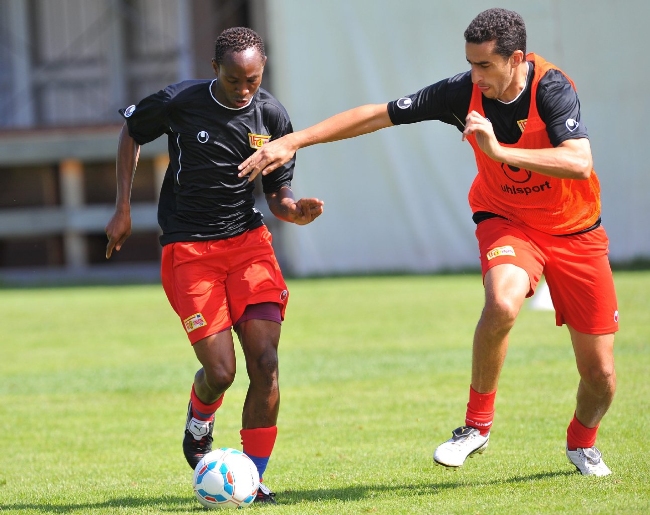 Ahmed Madouni (r.) im Zweikampf mit Patrick Zoundi. Der Franzose gibt im Training alles.