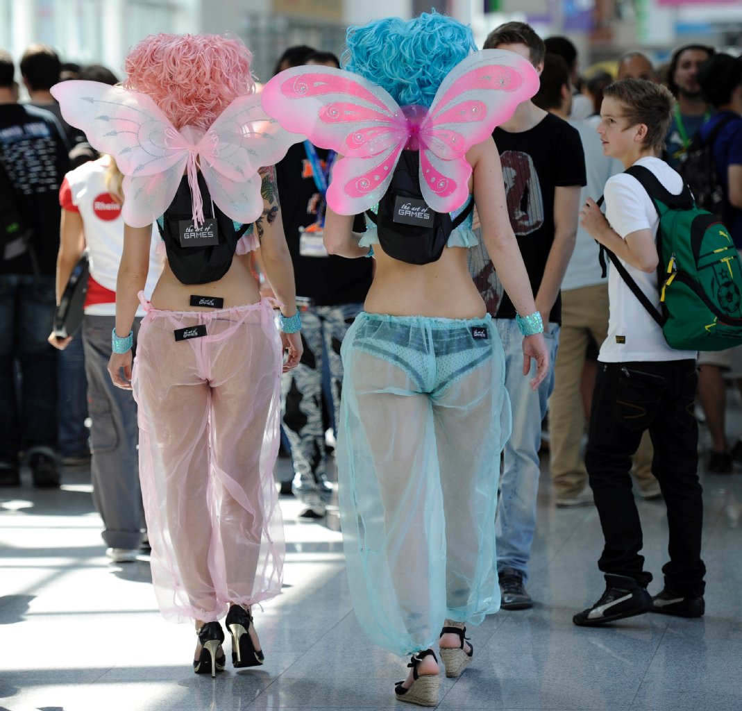 Vielleicht schaut er ja nach diesen Tanga-Girls?