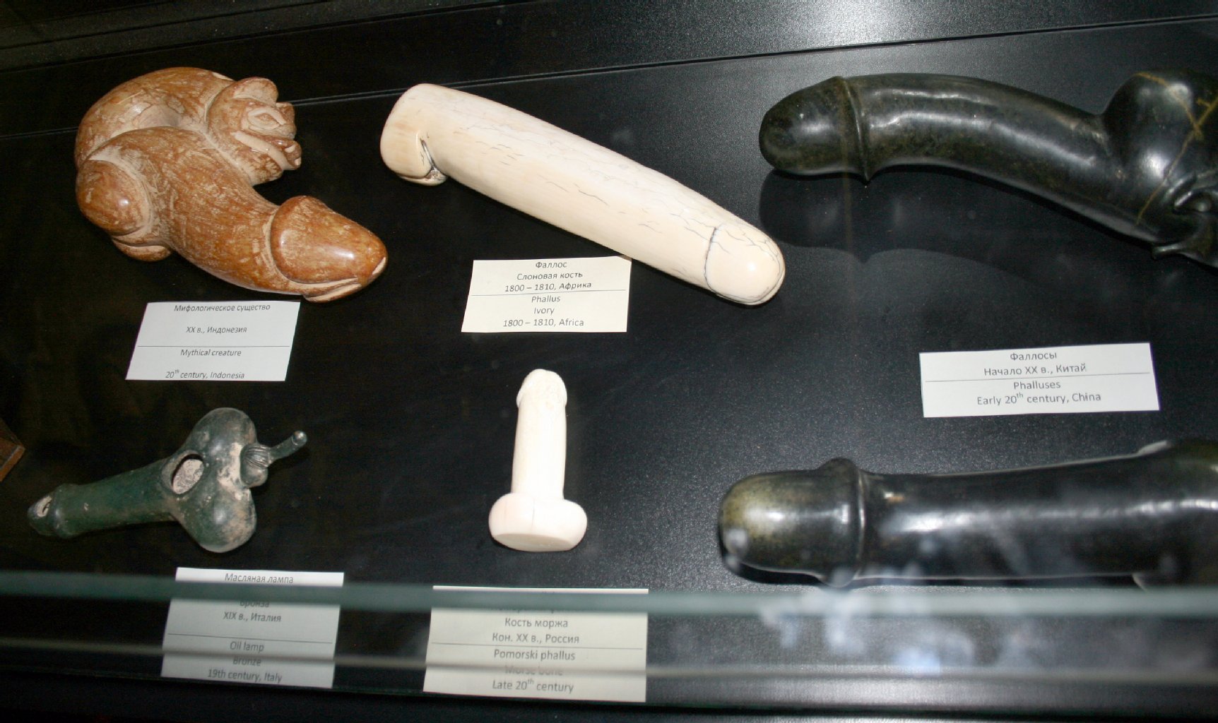 Das erste Erotik-Museum Russlands: In einer Vitrine gibt es eine Phallus-Sammlung zu sehen.