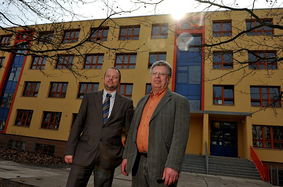 Marzahns Stadtrat Stefan Komoß (l.) mit Schulleiter Heino Schön vor der sanierten Caspar-David-Friedrich-Schule.