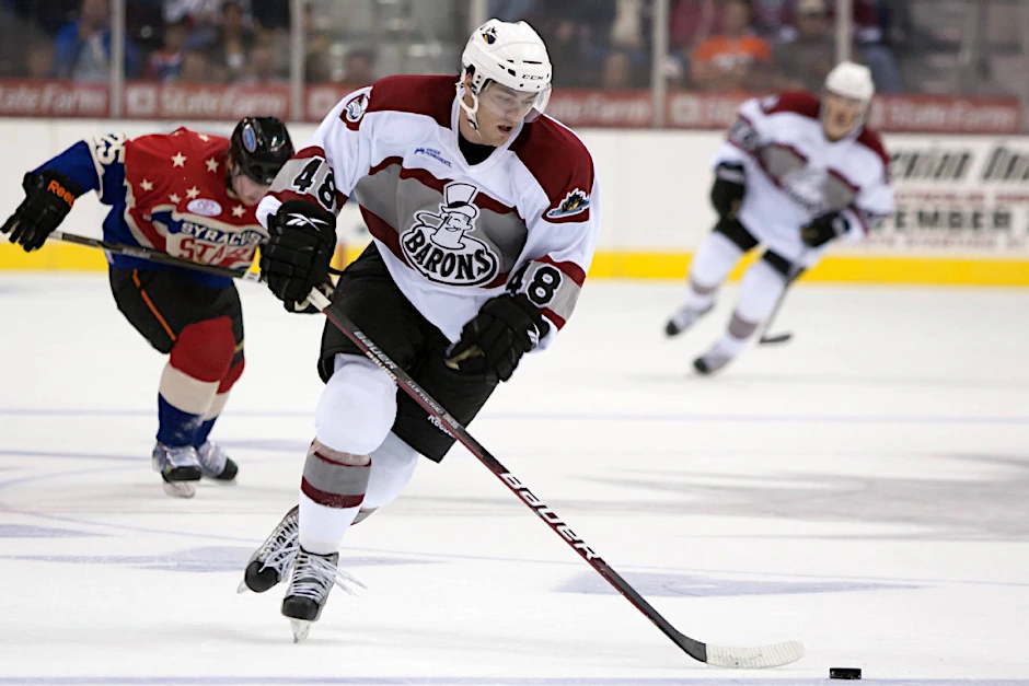 Julian Talbot ist 1,83 Meter groß und wiegt 85 Kilo. Seine Transferrechte liegen bei NHL-Klub Colorado Avalanche.