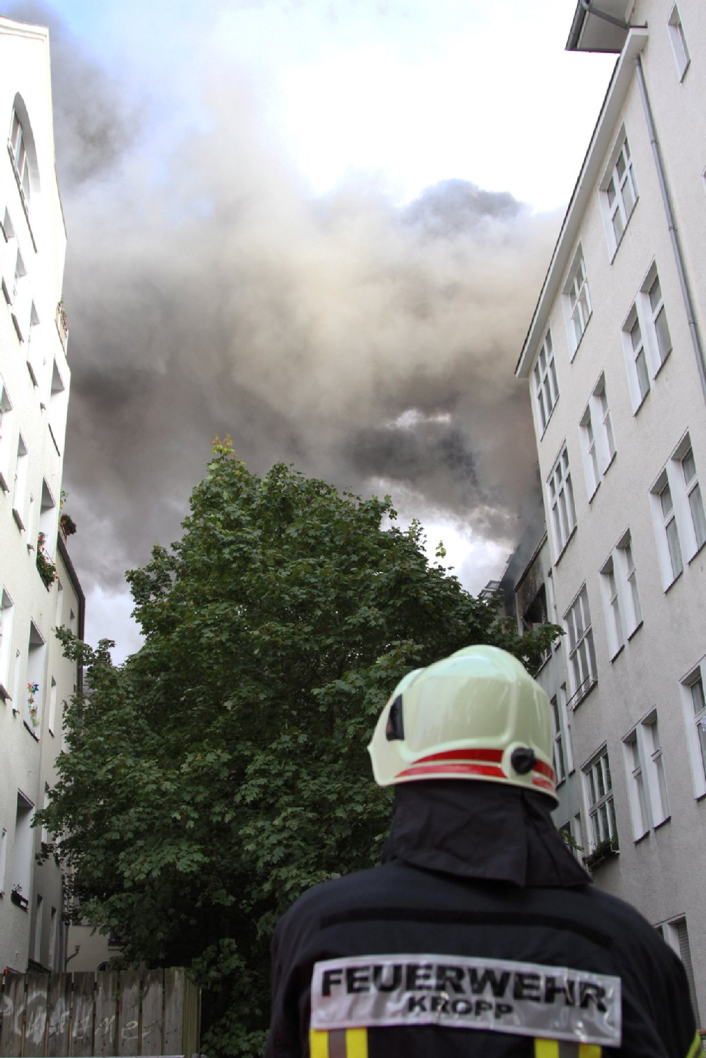 Dichter Rauch verdunkelte den Himmel im Soldiner-Kiez, Es brannte seit kurz nach 5 Uhr.