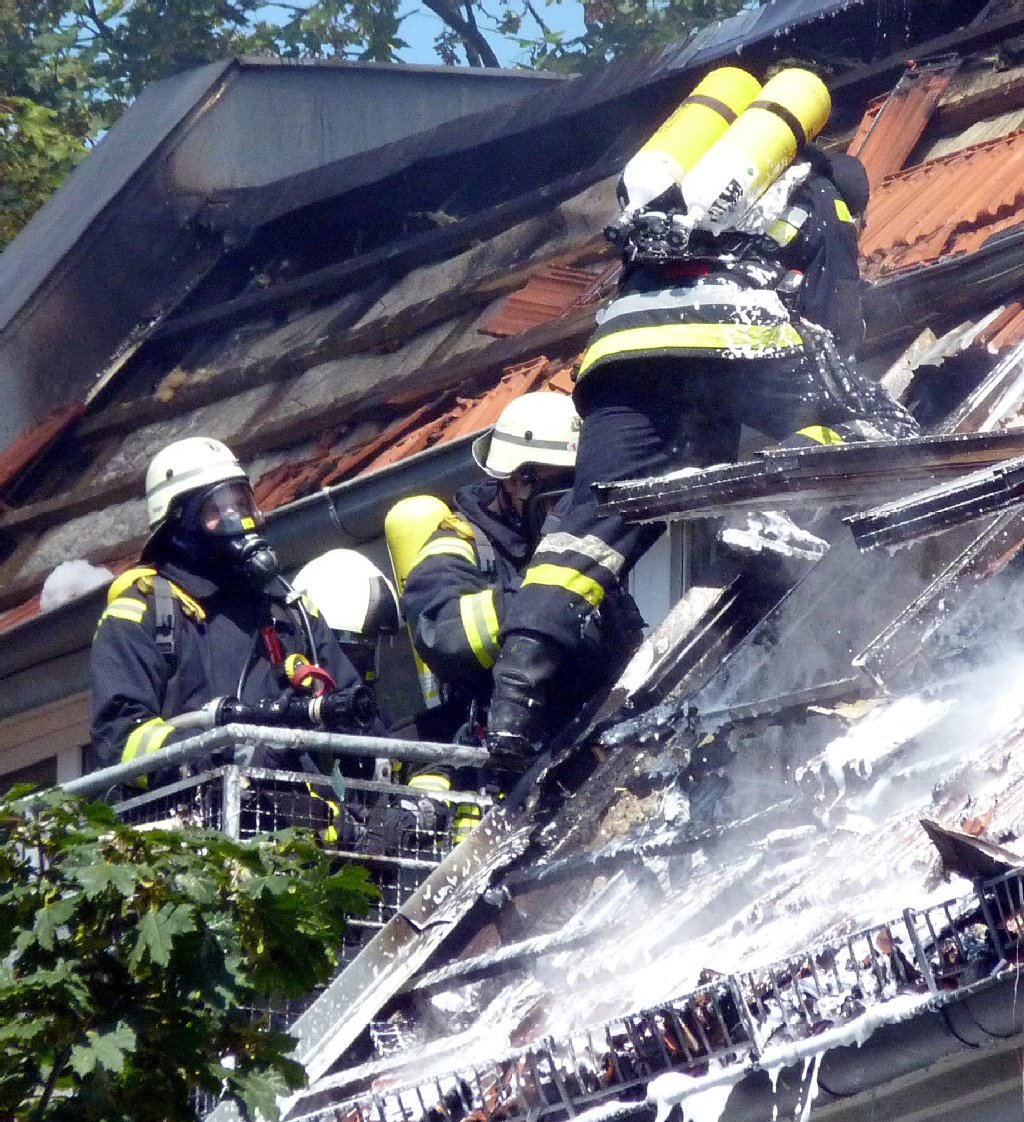 Schutt und Asche. Feuerwehrleute suchten Glutnester in den ausgebrannten Dachgeschoss-Wohnungen.