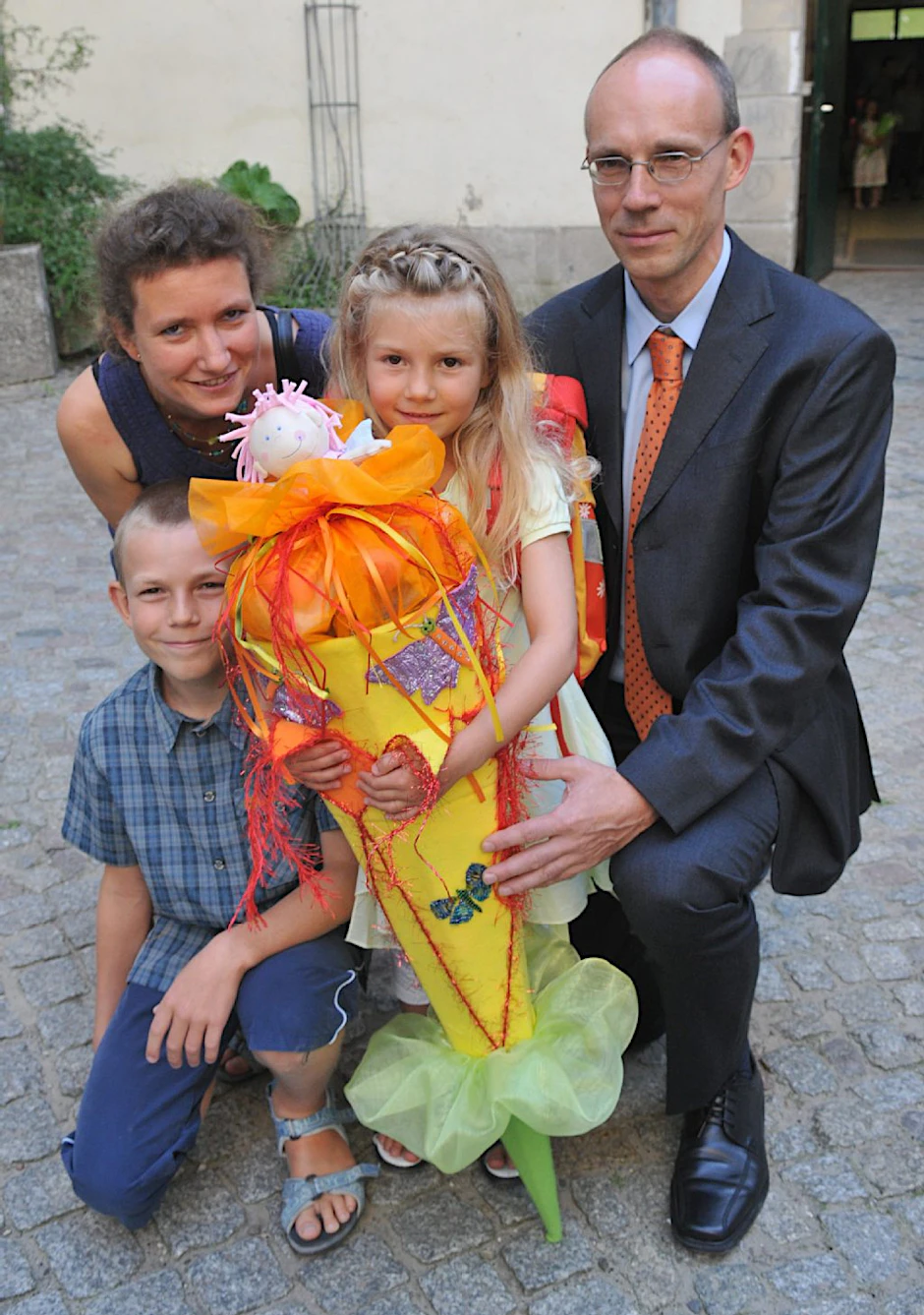 Clara (5) mit ihren Eltern und dem Bruder Clemens nach der Einschulung in der Hausburgschule.