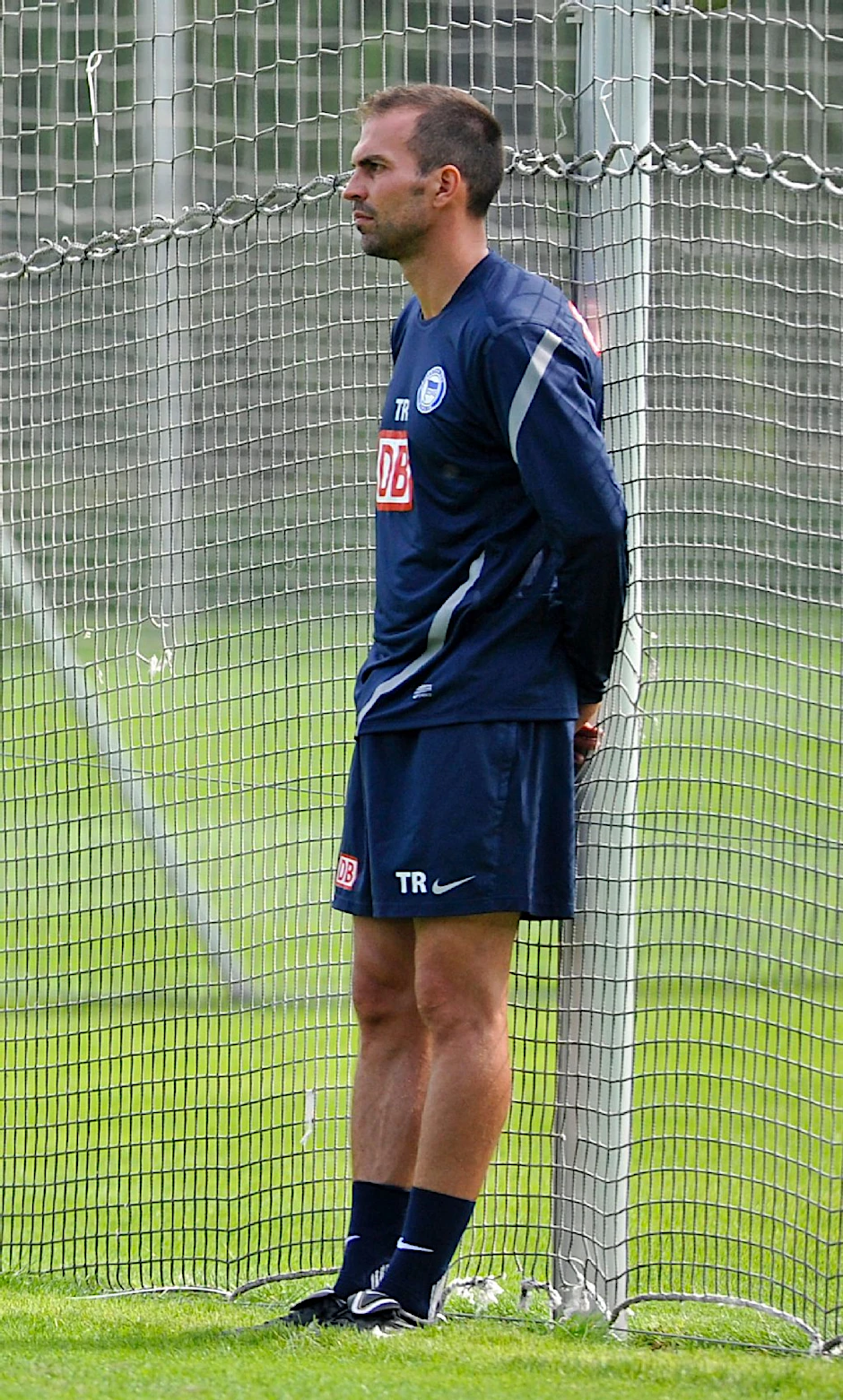 Hertha-Trainer Markus Babbel schaut kritisch auf Ronny ....