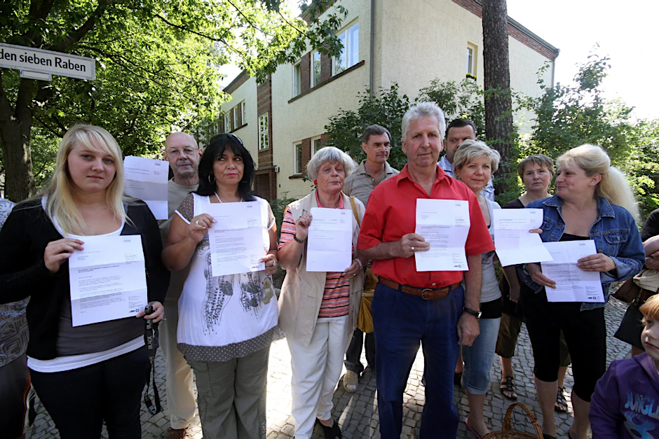 Märchenviertel-Bewohner zeigen ihre Briefe von Vermieter GSW. Sie zahlen Miete für die Dachböden.