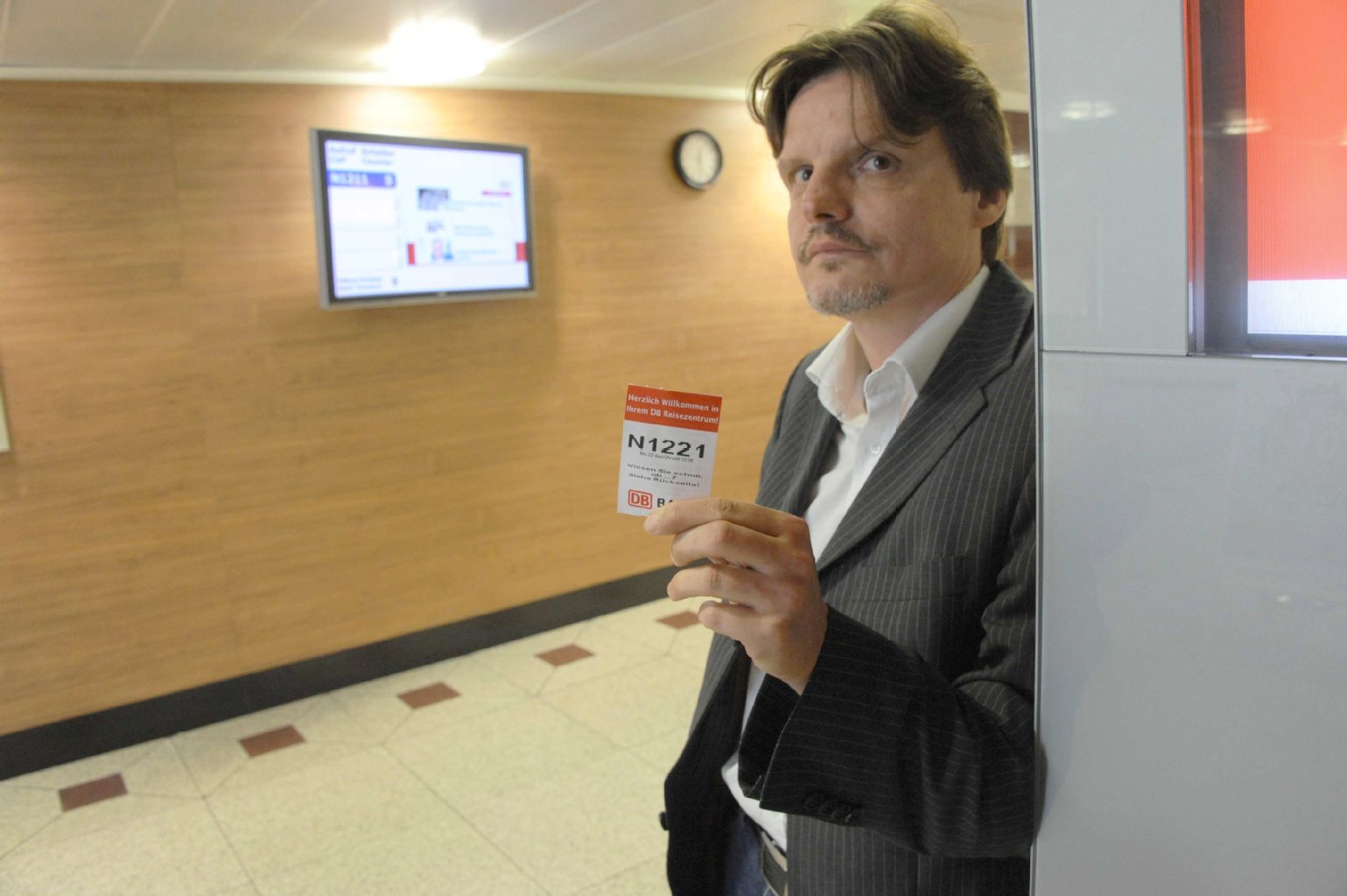 KURIER-Reporter Norbert Koch-Klaucke mit seiner Wartemarke.