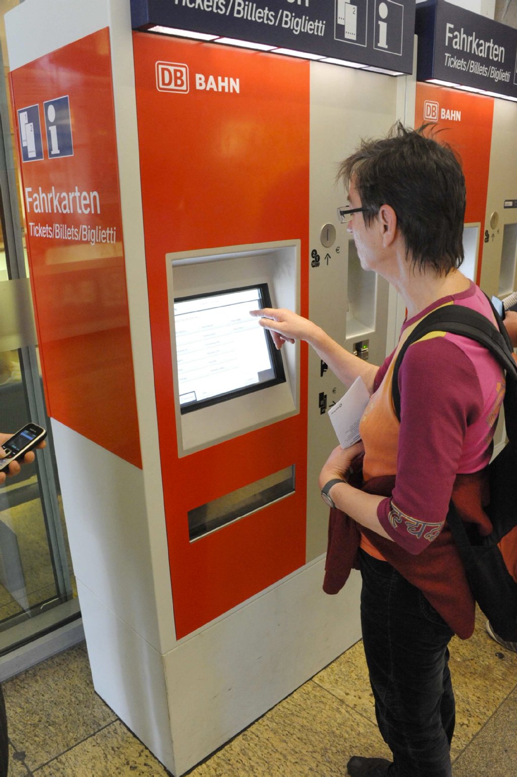 Katrin Schmidt (67) versucht sich am Automaten... und verzweifelt fast.